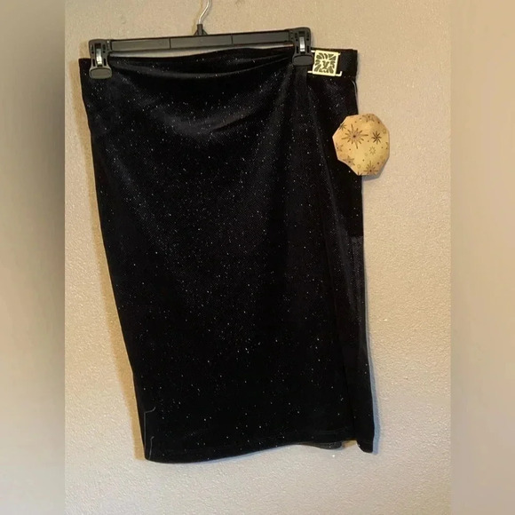 🎉 Ready for New Year’s? Here’s one for you! 🎉
BIN #5 - Picture 4 of 7